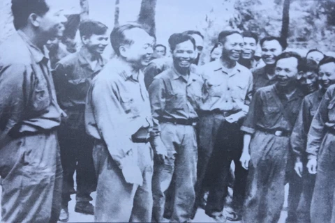 Đại tướng Võ Nguyên Giáp - Ủy viên Bộ Chính trị, Bộ trưởng Bộ Quốc phòng về thăm và làm việc với sư đoàn tại Quảng Trị ngày 6/3/1973. (Nguồn: Vietnam+)