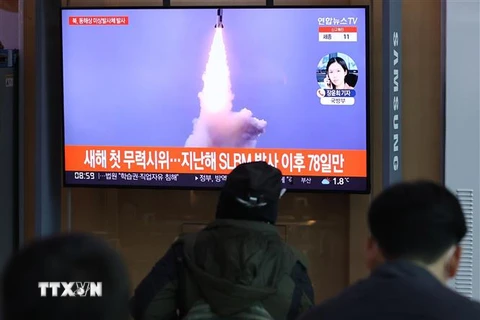 Người dân theo dõi tin tức trên truyền hình về một vụ phóng vật thể bay chưa xác định của Triều Tiên ra biển Nhật Bản, tại nhà ga Seoul (Hàn Quốc) ngày 5/1/2022. (Ảnh: Yonhap/TTXVN)