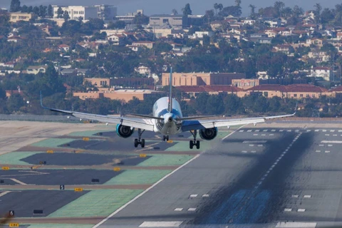 Một máy bay thương mại chuẩn bị hạ cánh xuống Sân bay quốc tế San Diego. (Nguồn: Reuters)