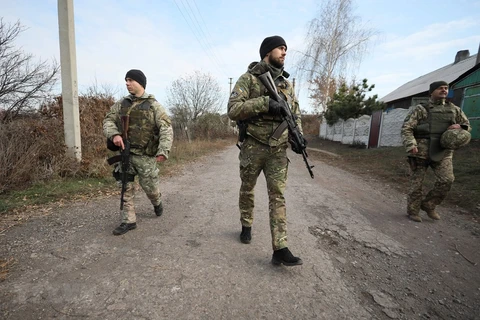 Binh sỹ Ukraine tuần tra tại làng Katerynivka, vùng Lugansk, miền Đông Ukraine ngày 2/11/2019. (Ảnh: AFP/TTXVN)