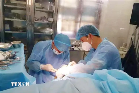 Bác sỹ quân y đảo Song Tử Tây phẫu thuật cấp cứu cho bệnh nhân Nguyễn Văn Tây. (Ảnh: TTXVN phát)