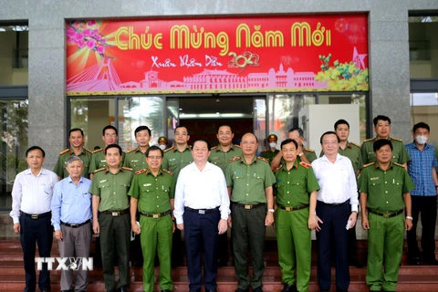 Trưởng Ban Tuyên giáo Trung ương Nguyễn Trọng Nghĩa cùng đại diện Ban Giám đốc Công an Thành phố và chỉ huy Phòng PA05. (Ảnh: Thành Chung/TTXVN)