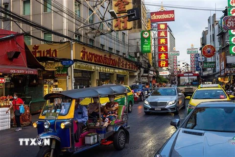 Khách du lịch trên một đường phố ở Bangkok, Thái Lan. (Ảnh: AFP/TTXVN)