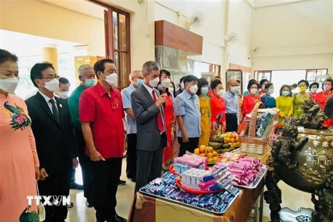 Tổng lãnh sự Chu Đức Dũng cùng bà con Việt kiều dâng hương lên Chủ tịch Hồ Chí Minh tại khu tưởng niệm mang tên Người ở bản Noỏng Ôn, thị xã Mương, tỉnh Udon Thani. (Ảnh: TTXVN phát)