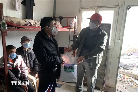 Đại sứ Nguyễn Thành Vinh tặng quà Tết cho đại diện một số công nhân tại công trường Raffinerie d’Alger. (Ảnh: Tấn Đạt/TTXVN)
