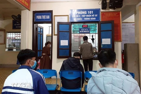 Cán bộ Phòng Quản lý xuất nhập cảnh (Công an tỉnh Nghệ An) giải quyết nhanh thủ tục cho người dân. (Ảnh: Tá Chuyên/TTXVN)