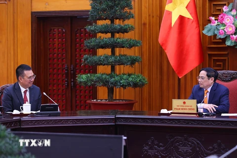 Thủ tướng Phạm Minh Chính tiếp ông Roongrote Rangsiyopash, Chủ tịch Tập đoàn SCG. (Ảnh: Dương Giang/TTXVN)