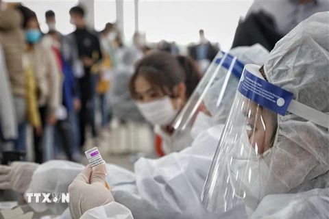 Tiêm vaccine phòng COVID-19 cho công nhân trong các khu công nghiệp tỉnh Bắc Giang. (Ảnh: Danh Lam/TTXVN)