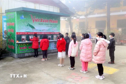 Học sinh Trường tiểu học thị xã Sa Pa uống nước nóng để đảm bảo sức khỏe trong giờ ra chơi. (Ảnh: Quốc Khánh/TTXVN)