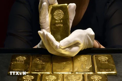 Vàng miếng được trưng bày tại cửa hàng vàng ở Tokyo, Nhật Bản. (Ảnh: AFP/TTXVN)