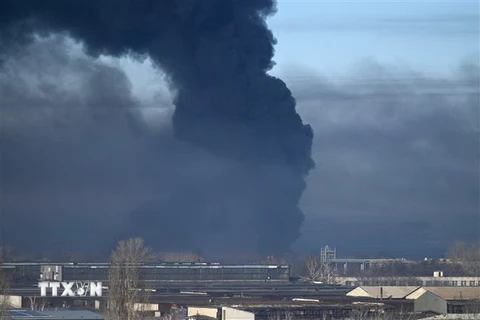 Khói bốc lên tại sân bay quân sự ở Chuguyev, gần Kharkiv, Ukraine ngày 24/2. (Ảnh: AFP/TTXVN)