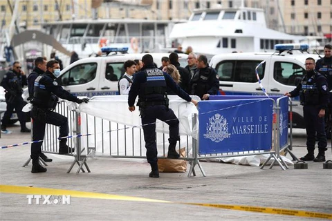 Cảnh sát Pháp điều tra bên thi thể nghi phạm vụ tấn công bằng dao ở thành phố Marseille, ngày 12/3/2022. (Ảnh: AFP/TTXVN)
