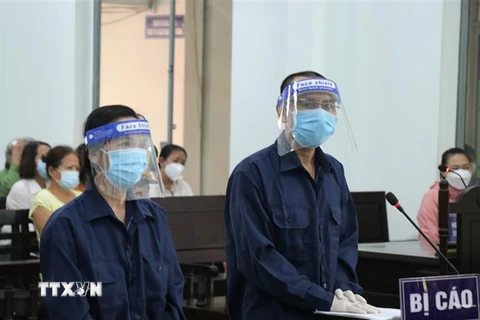 Hai bị cáo Tôn Nữ Thể Trang (trái) và Nguyễn Xuân Tĩnh tại phiên tòa xét xử. (Ảnh: Tiên Minh/TTXVN)