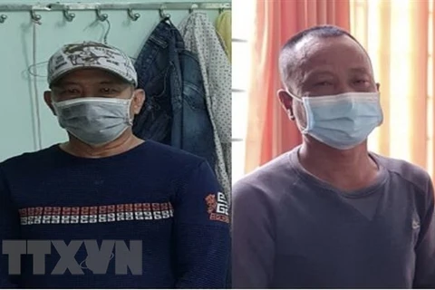 Bị can Nguyễn Văn Nhơn (bên trái) và Huỳnh Văn Lấm bị khởi tố, bắt giam về hành vi 'chống người thi hành công vụ.' (Ảnh: TTXVN phát)