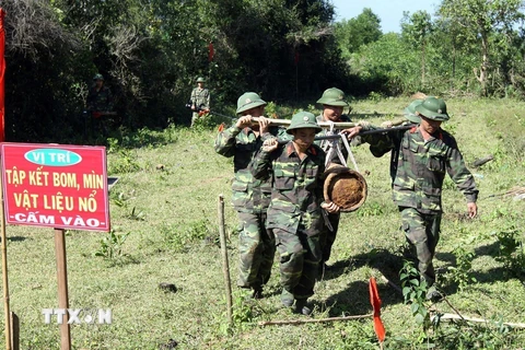 Lực lượng công binh Tổng công ty 319 (Bộ Quốc phòng) đưa vật liệu nổ rà phá được về nơi tập kết tại xã Bình Đông, huyện Bình Sơn (2/2012). (Ảnh: Trọng Đức/TTXVN)