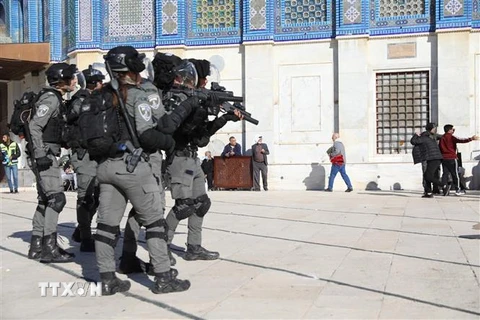 Lực lượng an ninh Israel được triển khai tại đền thờ Al-Aqsa ở Jerusalem. (Ảnh: THX/TTXVN)