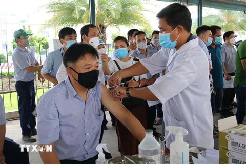 Hơn 500 công nhân, người lao động Công ty TNHH Juki Việt Nam (khu chế xuất Tân Thuận, quận 7, Thành phố Hồ Chí Minh) tiêm vaccine nhắc lại phòng COVID-19. (Ảnh: Thanh Vũ/TTXVN)