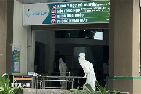 Nhân viên y tế dọn dẹp tại khu phong tỏa ở Thanh Hóa hồi tháng 9/2021. (Ảnh: Nguyễn Nam/TTXVN)