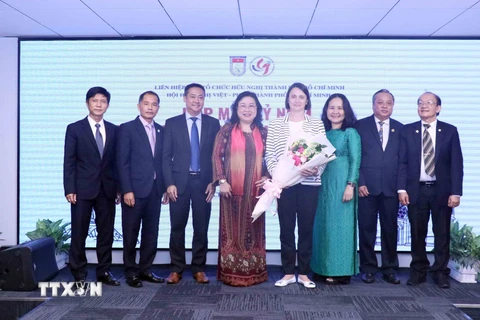Các đại biểu dự gặp mặt tặng hoa chúc mừng bà Emmanuelle Pavillon-Grosser, Tổng Lãnh sự Cộng hòa Pháp tại Thành phố Hồ Chí Minh. (Ảnh: Xuân Khu/TTXVN)