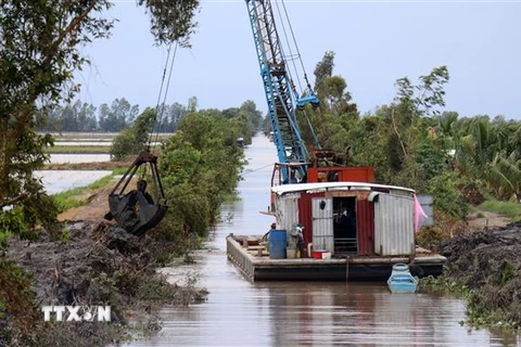 Nạo vét kênh thủy lợi nội đồng trữ nước ứng phó hạn mặn ở huyện Hòn Đất, tỉnh Kiên Giang. (Ảnh: Lê Huy Hải/TTXVN)