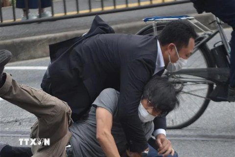 Lực lượng an ninh khống chế đối tượng tấn công cựu Thủ tướng Nhật Bản Abe Shinzo tại thành phố Nara. (Ảnh: AFP/TTXVN)