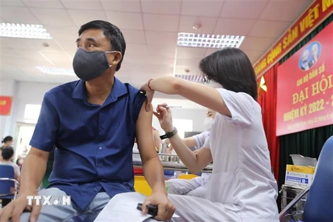 Nhân viên y tế quận Hai Bà Trưng tiêm vaccine phòng COVID-19 mũi 3, mũi 4 cho người dân ngày 5/8. (Ảnh: Minh Quyết/TTXVN)