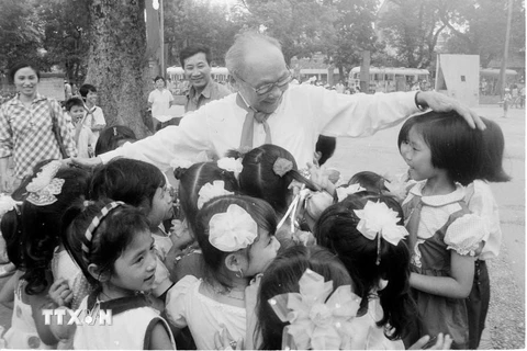 Chủ tịch HĐNN Võ Chí Công với đại biểu thiếu nhi dự Đại hội Cháu ngoan Bác Hồ toàn quốc lần thứ III (Hà Nội, 23/6/1990). (Ảnh: Trịnh Liêm/TTXVN)