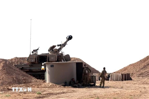 Binh sỹ thuộc quân đoàn pháo binh Israel cùng các trang thiết bị quân sự tại khu vực biên giới với Dải Gaza, ngày 7/8/2022. (Ảnh: THX/TTXVN)
