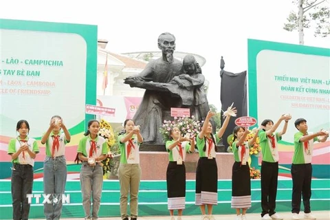 Đại diện thiếu nhi 3 nước Việt Nam-Lào-Campuchia cùng tham gia thực hiện nghi thức thả chim bồ câu thể hiện tinh thần hòa bình, đoàn kết. (Ảnh: Thu Hương/TTXVN)