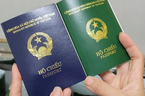 Cuốn hộ chiếu kiểu mới (màu xanh tím than) và cuốn hộ chiếu cũ màu xanh.
