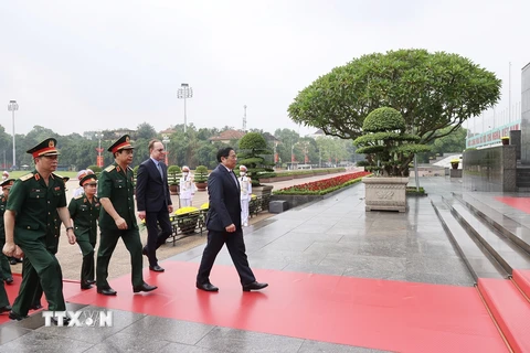 Thủ tướng Phạm Minh Chính và các đại biểu đến đặt vòng hoa và vào Lăng viếng Chủ tịch Hồ Chí Minh. (Ảnh: Dương Giang/TTXVN)