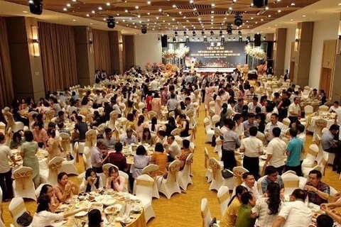 Bữa tiệc tri ân ông Ninh Văn Chủ, nguyên Giám đốc CDC Quảng Ninh có hàng trăm người tham dự. (Nguồn: Tiền Phong)
