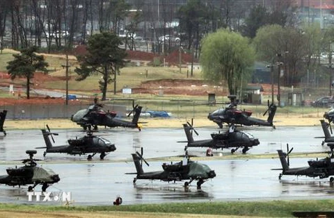 Trực thăng được triển khai tại Trại Humphreys, căn cứ quân sự của Mỹ ở Pyeongtaek, cách Seoul (Hàn Quốc) khoảng 70km ở phía Nam. (Ảnh: Yonhap/TTXVN)
