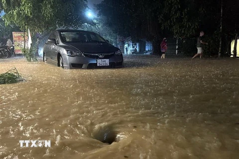 Mưa lớn tại thành phố Hạ Long, nhiều khu vực cống thoát nước cuộn thành xoáy nguy hiểm cho người tham gia giao thông. (Ảnh: TTXVN phát)