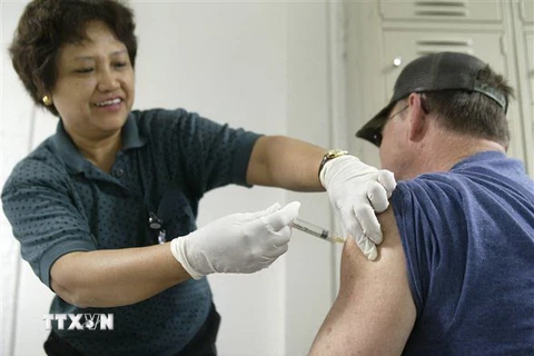 Tiêm vaccine phòng cúm mùa tại Los Angeles, Mỹ. (Nguồn: AFP/TTXVN)