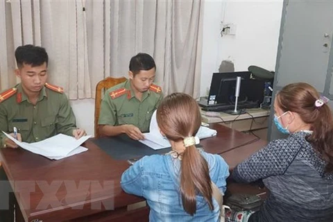Lực lượng chức năng làm việc với hai nạn nhân bị lừa sang Campuchia làm việc nhẹ, lương cao. (Nguồn: TTXVN)