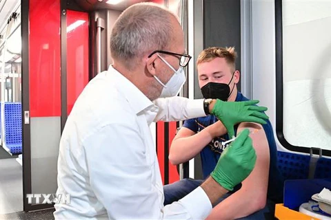 Nhân viên y tế tiêm vaccine phòng COVID-19 cho người dân tại Gruenau, Đức. (Ảnh: AFP/TTXVN)