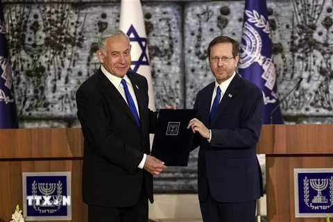 Tổng thống Israel Isaac Herzog (phải) chỉ định lãnh đạo đảng Likud Benjamin Netanyahu thành lập Chính phủ, tại Jerusalem, ngày 13/11. (Ảnh: AFP/TTXVN)