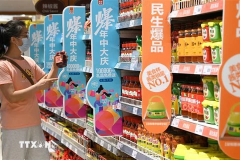 Người dân chọn mua hàng tại một siêu thị ở tỉnh Hà Bắc, Trung Quốc. (Ảnh: THX/TTXVN)