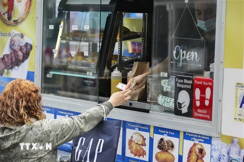 Một quầy bán đồ ăn trên đường phố New York, Mỹ. (Nguồn: AFP/TTXVN)