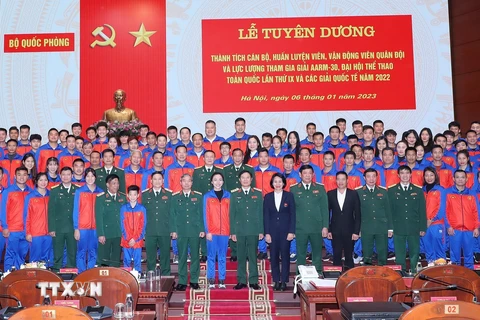 Thượng tướng Nguyễn Tân Cương với các vận động viên tham gia Đại hội thể thao toàn quốc được nhận Bằng khen của Bộ trưởng Bộ Quốc phòng. (Ảnh: Trọng Đức/TTXVN)