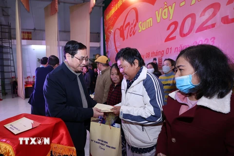 Thủ tướng Phạm Minh Chính tặng quà cho công nhân, người lao động. (Ảnh: Dương Giang/TTXVN)