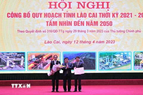 Bộ trưởng Bộ Kế hoạch và Đầu tư Nguyễn Chí Dũng trao Quyết định của Thủ tướng Chính phủ cho tỉnh Lào Cai. (Ảnh: Thu Hương/TTXVN)