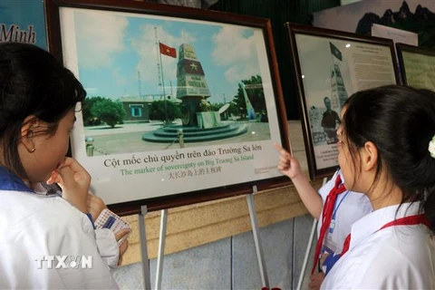 Học sinh xem một triển lãm về Hoàng Sa, Trường Sa. (Nguồn: TTXVN)