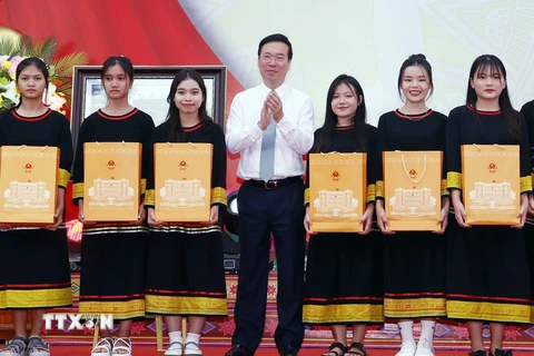 Chủ tịch nước Võ Văn Thưởng tặng quà cho học sinh có thành tích xuất sắc trong học tập. (Ảnh: Thống Nhất/TTXVN)
