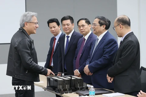 Chủ tịch và đồng sáng lập của NVIDIA Jensen Huang giới thiệu với Thủ tướng Phạm Minh Chính sản phẩm của NVIDIA. (Ảnh: Dương Giang/TTXVN)