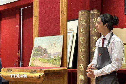 Một số tác phẩm của Vua Hàm Nghi được đưa ra bán đấu giá ngày 22/9. (Ảnh: Nguyễn Thu Hà/TTXVN)