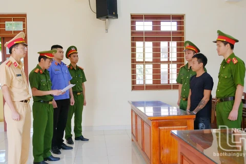 Đại diện Cơ quan Cảnh sát Điều tra Công an huyện Phú Lương đọc lệnh bắt tạm giam lái xe Phạm Quang Ngôi. (Nguồn: Báo Thái Nguyên)