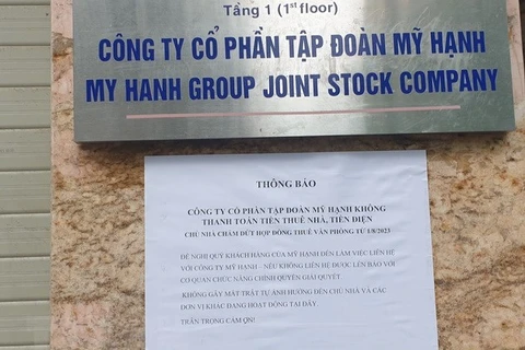 Thông báo dán trước cửa trụ sở Công ty Cổ phần Tập đoàn Mỹ Hạnh. (Ảnh: Nguyễn Thắng/TTXVN)