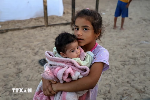 Trẻ em Palestine tại một trại tạm ở Dải Gaza. (Ảnh: THX/TTXVN)